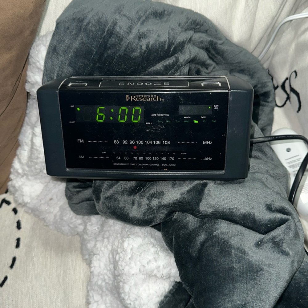 Emerson Research 2001 alarm clock model no. CKS2000N